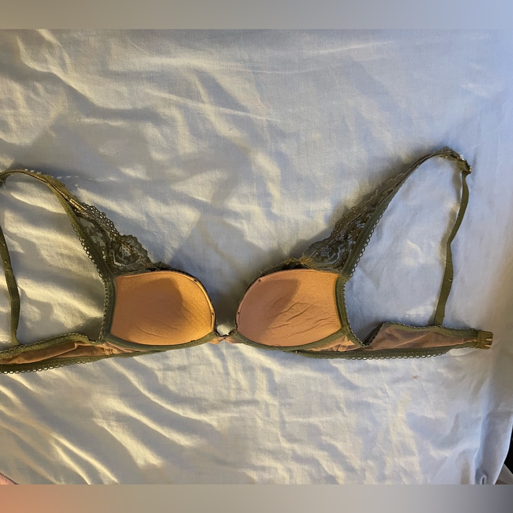 Victoria secret Lace Bra with Olive and Tan Design - Picture 3 of 4